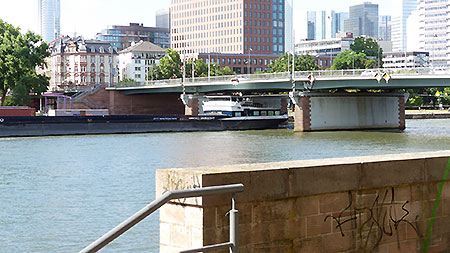 Die Frankfurter Friedensbrücke