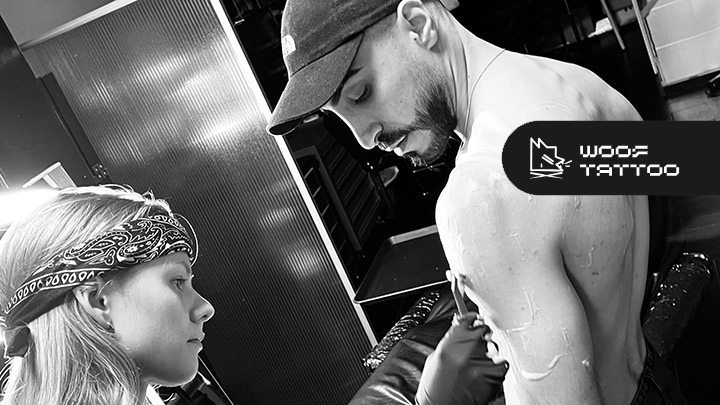 Der Rapper Reza, Alireza Majali bei Woof Tattoo in Sachsenhausen Frankfurt