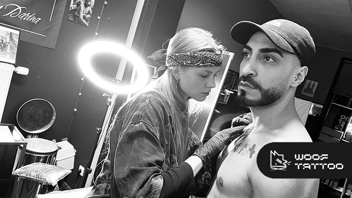 Der Rapper Reza, Alireza Majali bei Woof Tattoo in Sachsenhausen Frankfurt