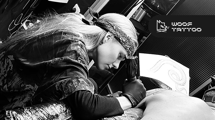 Der Rapper Reza, Alireza Majali bei Woof Tattoo in Sachsenhausen Frankfurt