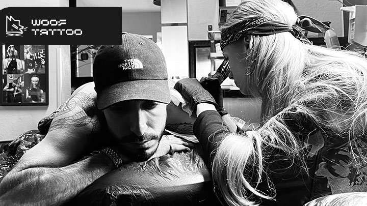 Der Rapper Reza, Alireza Majali bei Woof Tattoo in Sachsenhausen Frankfurt