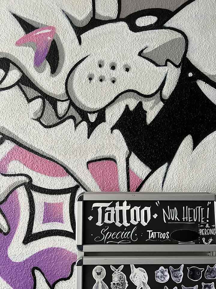 Der Rapper Reza, Alireza Majali bei Woof Tattoo in Sachsenhausen Frankfurt