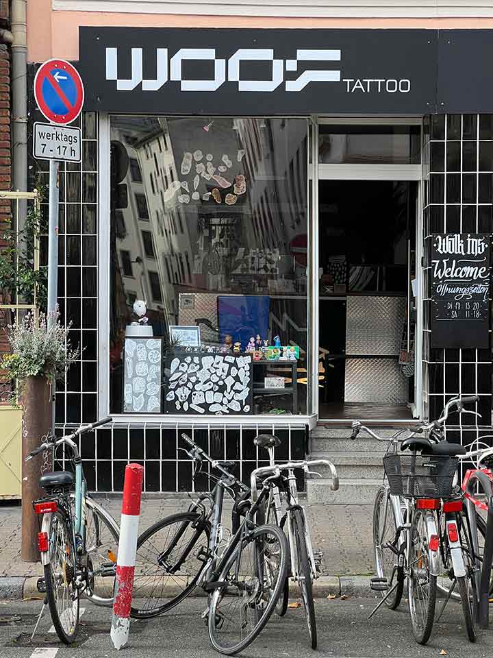 Der Rapper Reza, Alireza Majali bei Woof Tattoo in Sachsenhausen Frankfurt