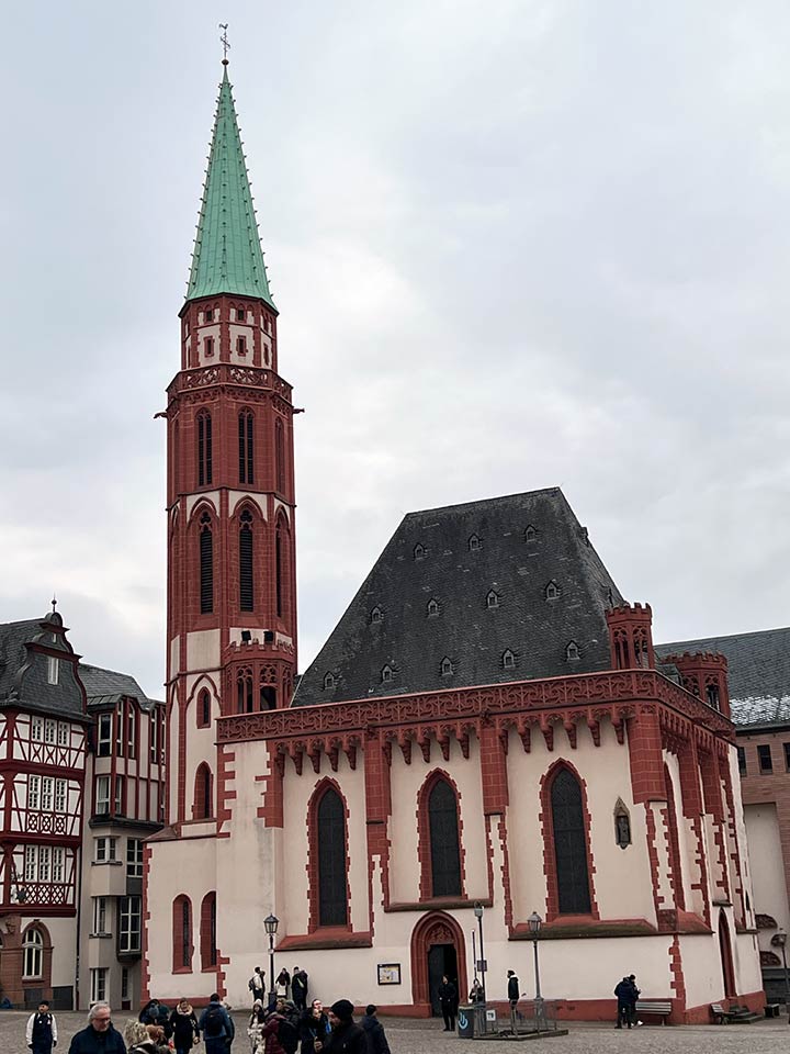 Alte Nikolaikirche am Römerberg entstand im Mitte des 12. Jahrhunderts