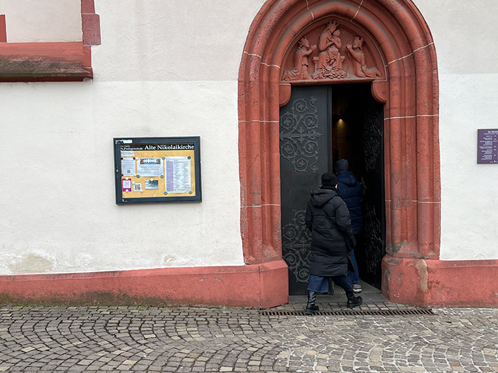 Alte Nikolaikirche am Römerberg entstand im Mitte des 12. Jahrhunderts