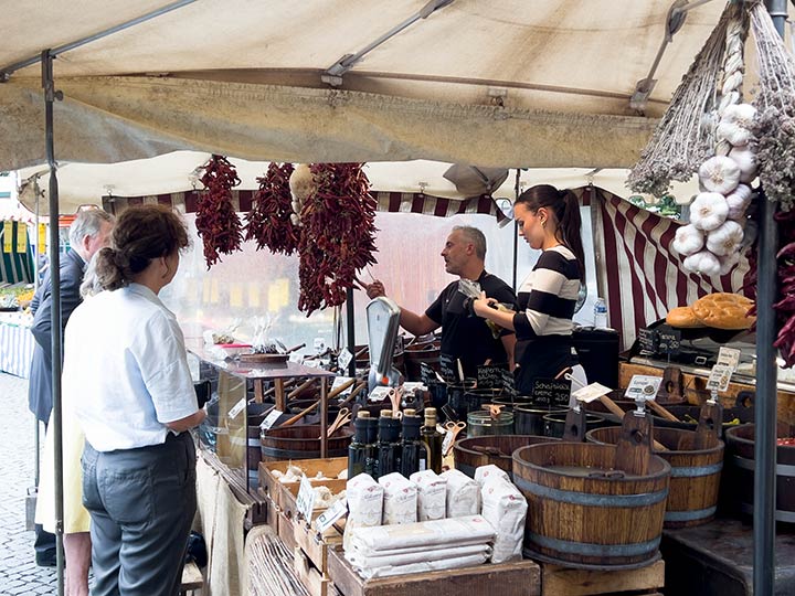Frankfurt Wochenmarkt Südbahnhof eingelegte Oliven, Paprika, Zitrone, Tomaten, Feta