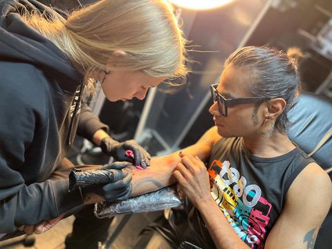 Tattoo Artist Frankfurt Darina Krupytska bei Woof Tattoo Sachsenhausen
