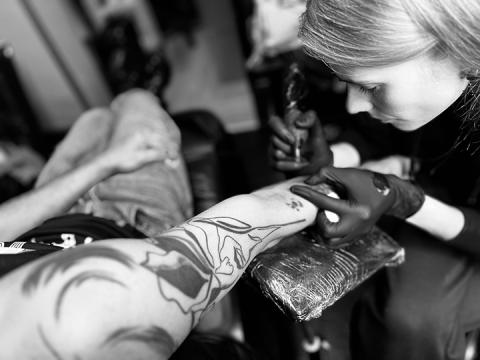 Tattoo Artist Frankfurt Darina Krupytska bei Woof Tattoo Sachsenhausen