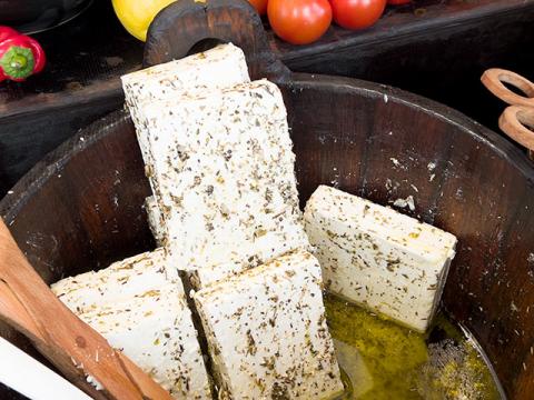 Frankfurt Wochenmarkt Südbahnhof eingelegte Oliven, Paprika, Zitrone, Tomaten, Feta