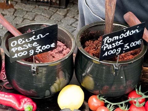 Frankfurt Wochenmarkt Südbahnhof eingelegte Oliven, Paprika, Zitrone, Tomaten, Feta